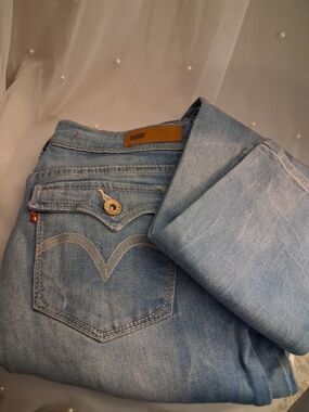 Levi's Light Blue Straight Leg Women's Jeans with Back Pocket Stitch